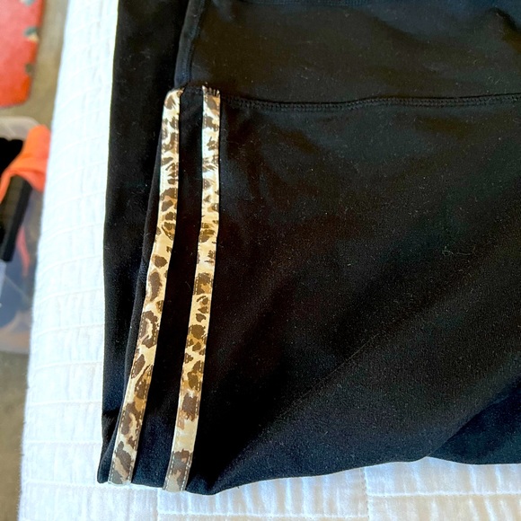 Cute Leggings with Leopard trim - Picture 2 of 2